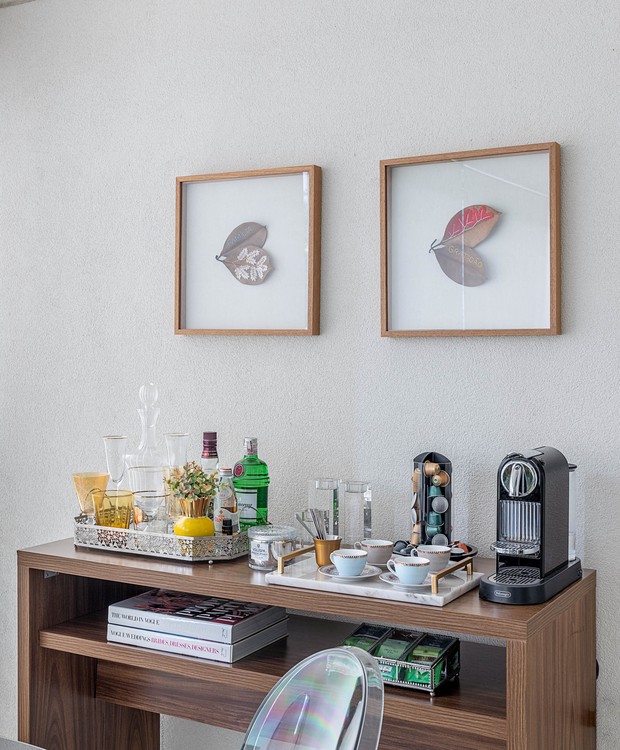 O aparador acomoda a cafeteira e o minibar, criando um cantinho gostoso e colorido. Projeto da arquiteta Carina dal Fabbro (Foto: Rafael Renzo / Divulgação)
