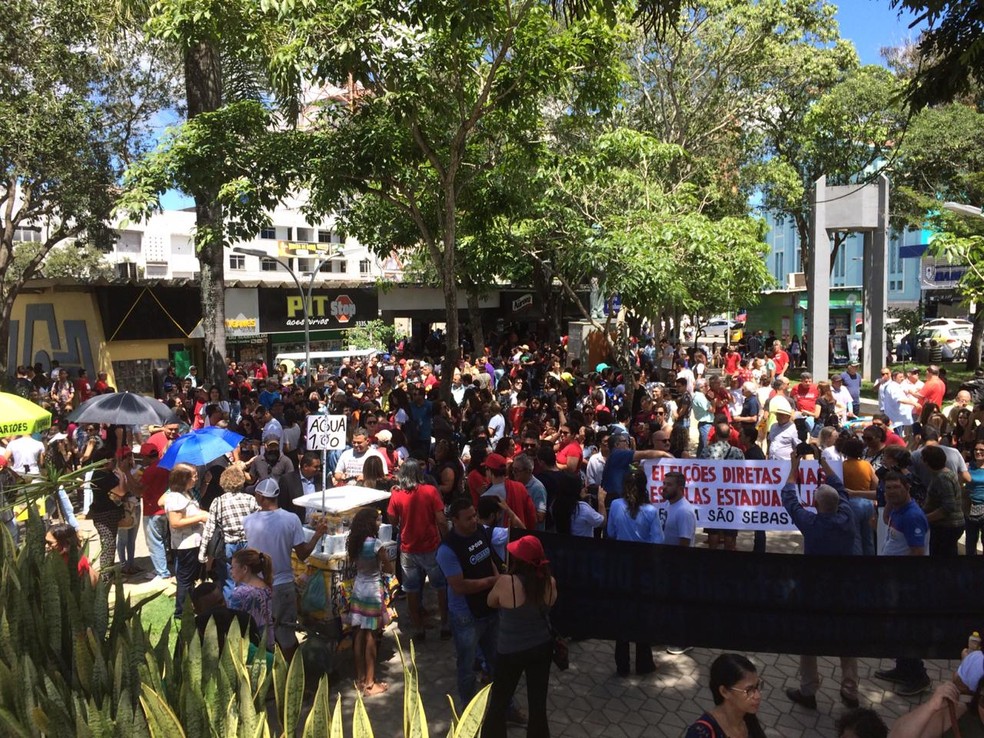 CAMPINA GRANDE, 11h30: Estudantes e professores se reuniram na Praça da Bandeira em protesto contra os cortes na educação, nesta terça-feira (13) — Foto: Érica Ribeiro/G1