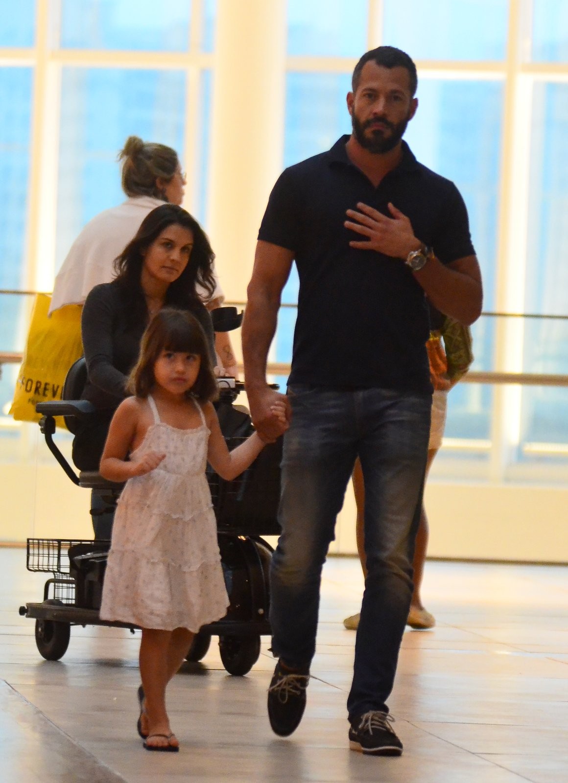 Kyra Gracie, Malvino Salvador e a filha dele em shopping (Foto: AgNews)