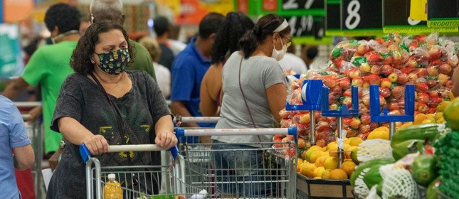 Consumidora em supermercado em Copacabana