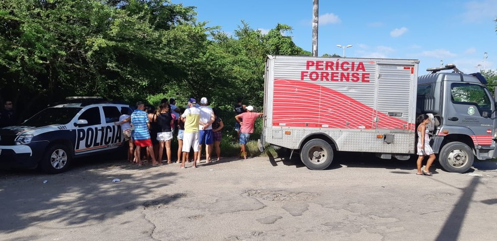 O corpo do jovem foi encontrado pelo irmÃ£o dentro de matagal em Fortaleza â€” Foto: LeabÃ©n Monteiro/SVM