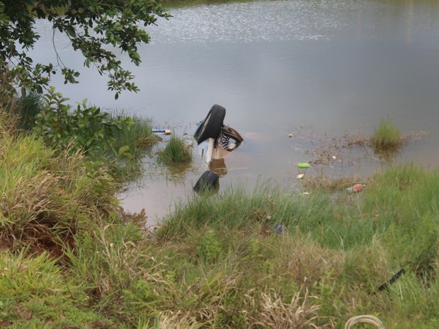 Carro ficou submerso na lagoa com as rodas para cima  (Foto: Divulgação/ Repórter na Rua )