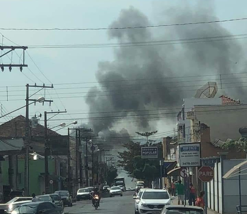 Fumaça pode ser vista de longe, 24 horas por dia (Foto: Arquivo pessoal)