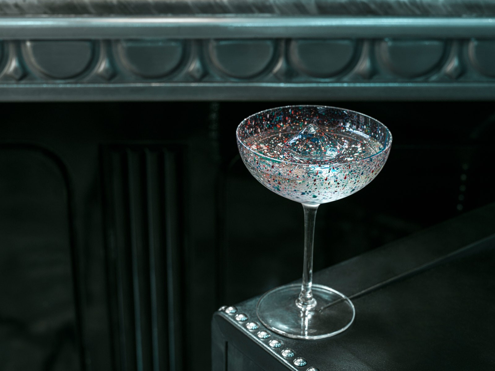 O coquetel número 11 do Connaught, é um riff do clássico Martini. É feito com vodka Grey Goose, Connaught Bar Gin, Martini Ambrato, óleo de limão Amalfi, vinho Chateau La Coste e cinco bitters destilados (Foto: Reprodução)
