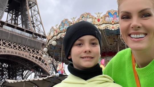 Ana Hickmann realiza o sonho do filho de conhecer a Torre Eiffel