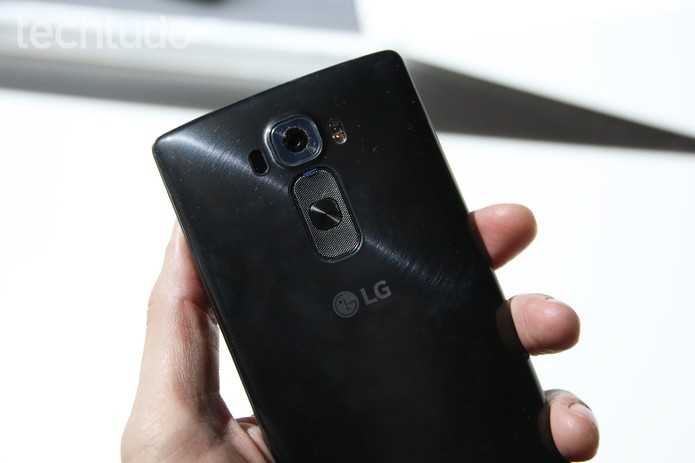 O LG G Flex 2 tem câmera traseira de 13 megapixels e frontal de 2,1 (Foto: Fabrício Vitorino/TechTudo)