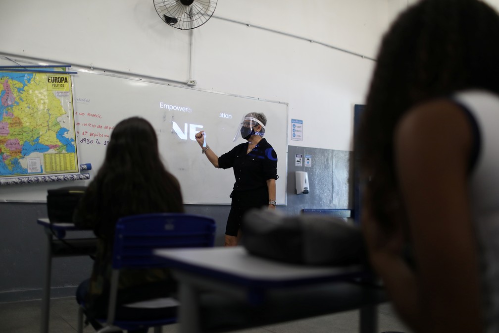 Foto mostra aula em novembro na Escola Municipal de Aplicação Carioca Coelho Neto, no Rio de Janeiro, enquanto algumas escolas retomam a abertura gradual. — Foto: Pilar Olivares/Reuters