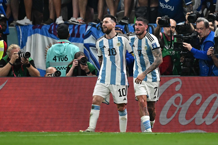 Messi comemora gol da Argentina com De Paul. Camisa 7 se tornou 'guarda-costas' do craque na Copa do Mundo do Catar