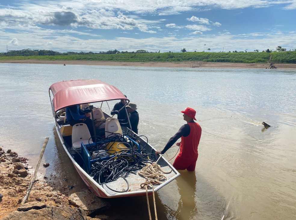 Motorista desaparece em rio no AC e dois são resgatados com ferimentos leves após carro cair em barranco — Foto: Bruno Vinicius/Rede Amazônica