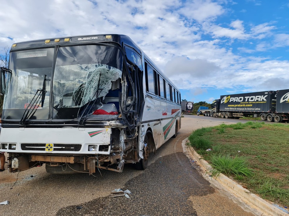 Ônibus ficou com a frente destruída após acidente na BR-251 — Foto: Corpo de Bombeiros