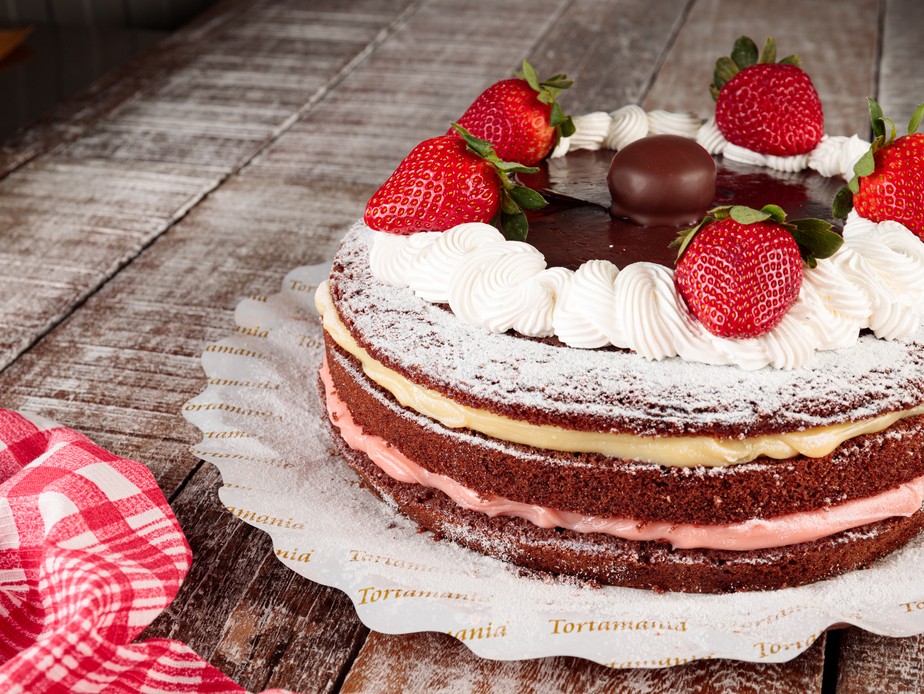 A torta de morango, recheada com brigadeiros de morango e chocolate branco, é um dos destaques da marca