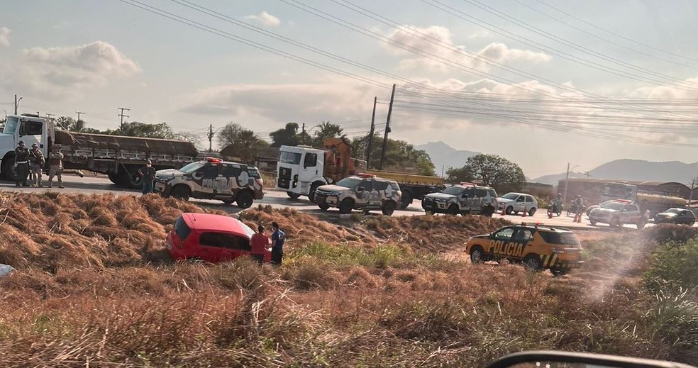 Carro de passeio envolvido no acidente com veículo da Polícia Militar chegou a sair da pista. — Foto: Reprodução