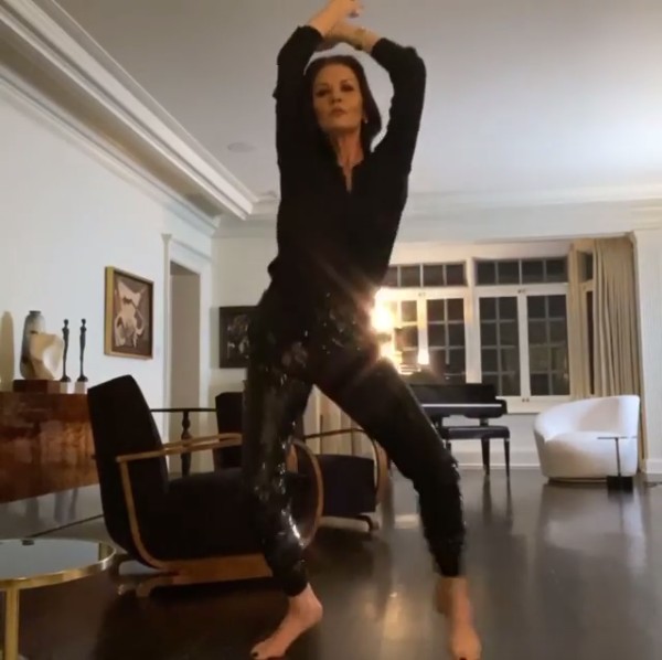 A atriz Catherine Zeta-Jones em sua sessão de dança durante seu período de quarentena  (Foto: Instagram)