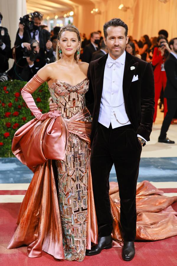 Anfitriã do Met Gala 2022, Blake Lively cruzou o tapete vermelho ao lado do marido, o ator Ryan Reynolds