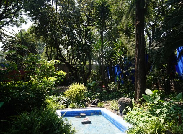 Uma piscina foi construída em meio à vegetação, ladeado por símbolos da água e da fertilidade (Foto: Flickr / Bagolina / CreativeCommons)