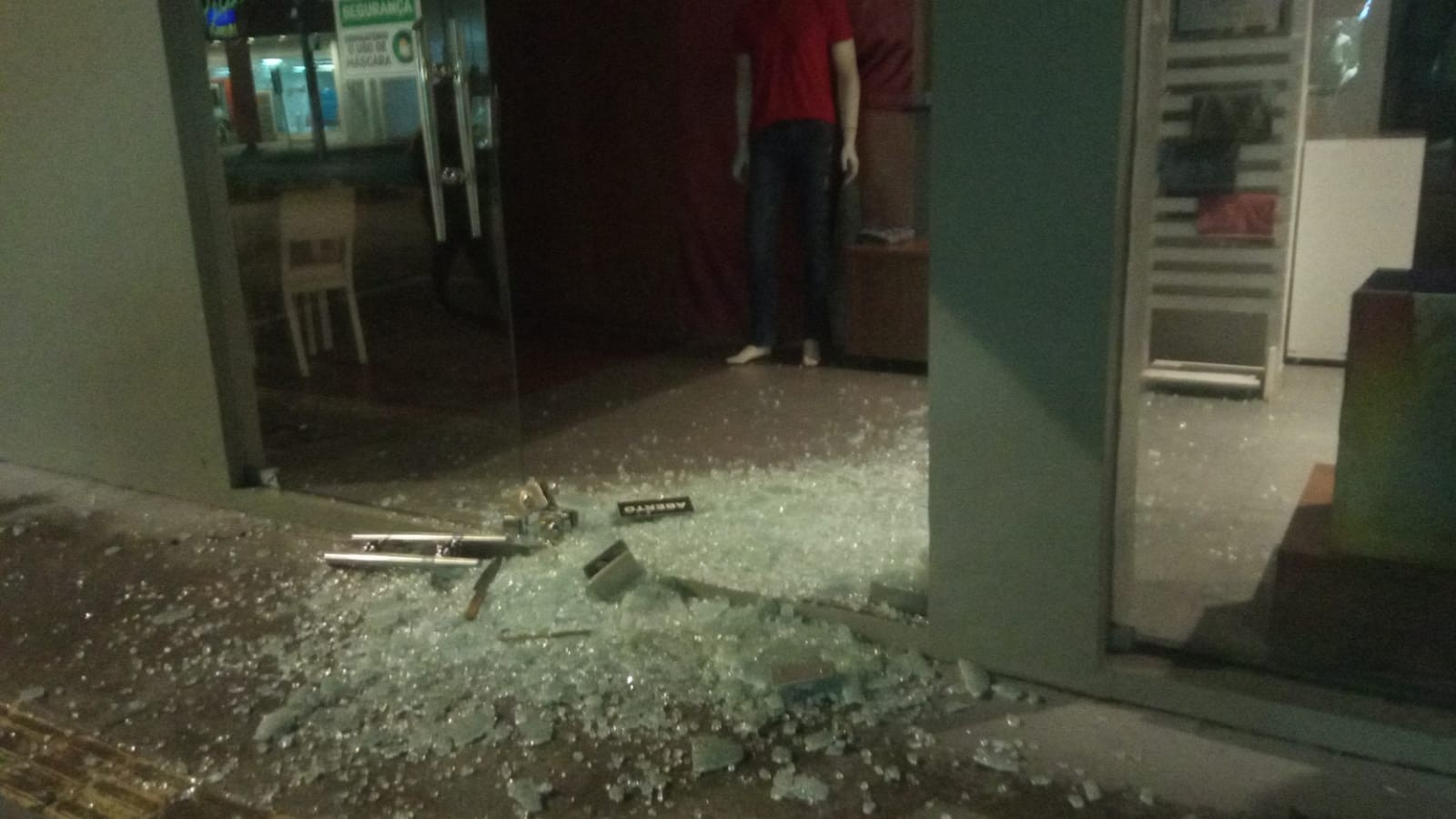 VÍDEO: Câmeras de segurança flagram criminosos arrombando loja em Santarém