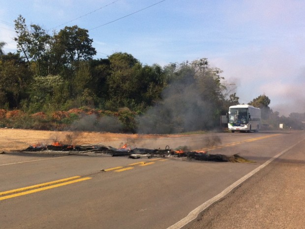 Caminhoneiros queima pneus em protesto na BR-392 em São Sepé, RS (Foto: Alice Pavanello/RBS TV)