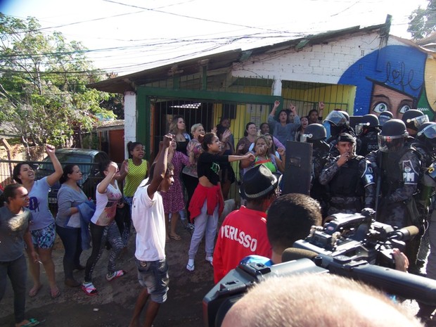 Moradores fazem caminhada e pedem paz durante manifestação em