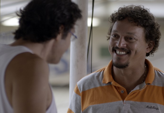 Oziel se anima com plano para pôr um fim no seu relacionamento com Tina (Foto: TV Globo)
