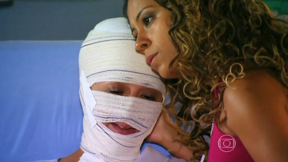 Guiomar (Claudia Netto) chora ao ser destratada por Alberto (Igor Rickli) - 'Flor do Caribe' — Foto: Globo