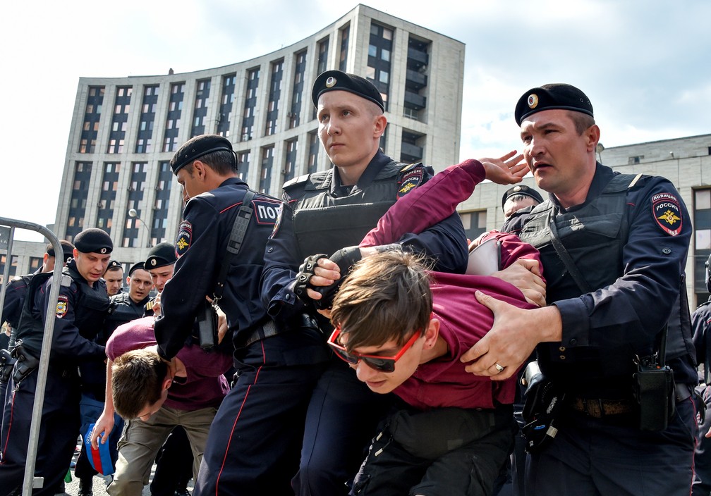 Policiais detÃªm manifestantes durante protesto por internet livre em Moscou, neste domingo (13). (Foto: Vasily Maximov/AFP)