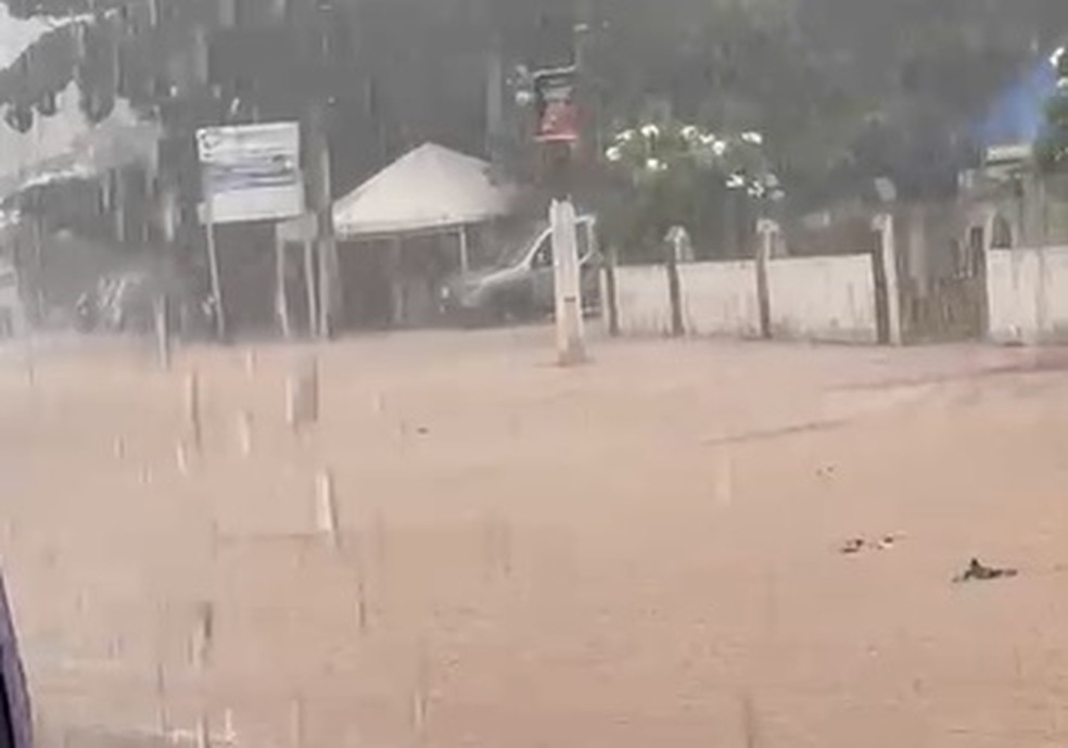 Chuva em Jacumã, no litoral da Paraíba, deixa casas ilhadas — Foto: TV Cabo Branco/Reprodução