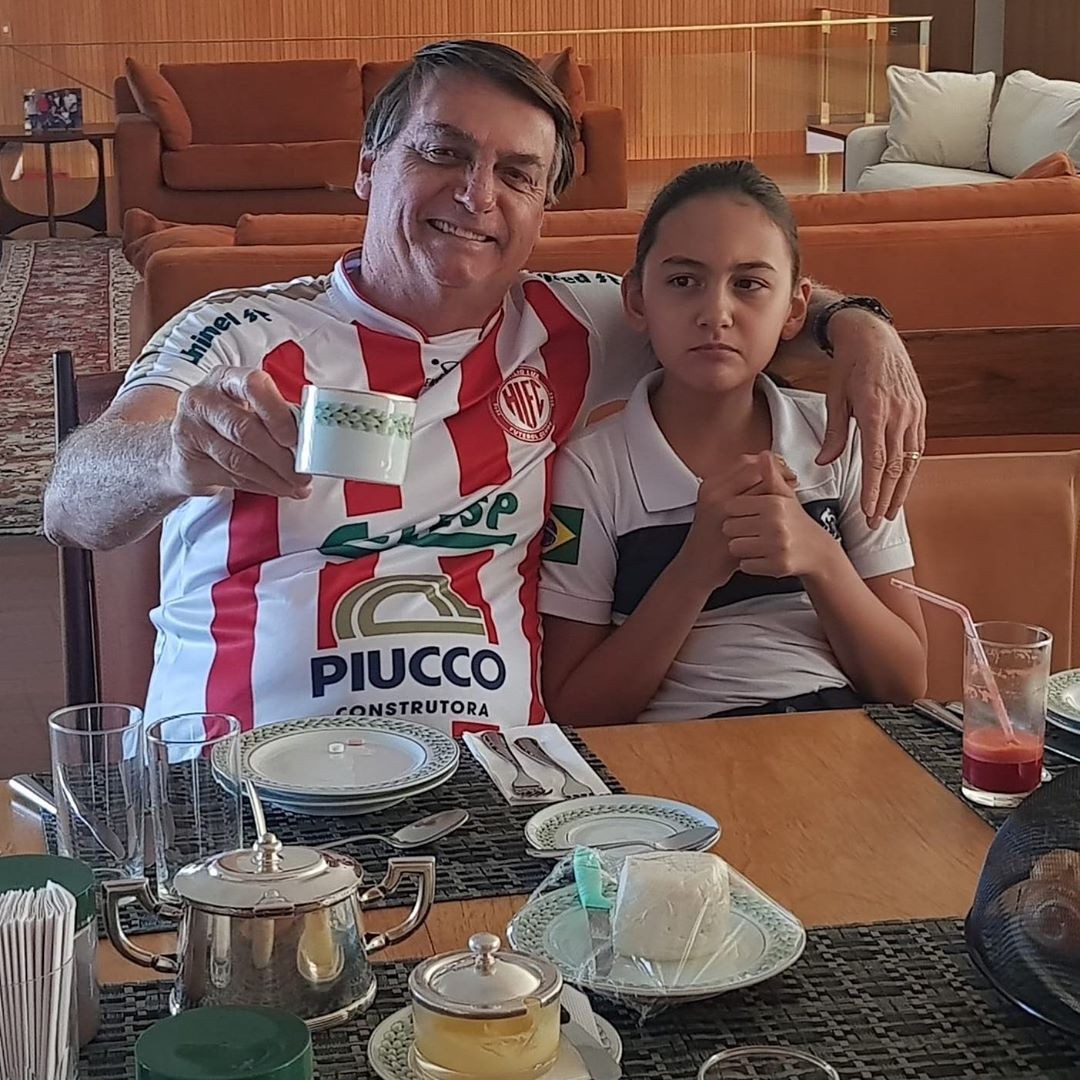 Nova foto de Laura Bolsonaro, filha de 13 anos do ex-presidente, circu