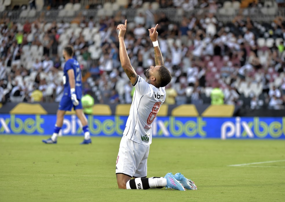 Vitinho estreou com gol e deixou boa impress�o � Foto: Andr� Dur�o 