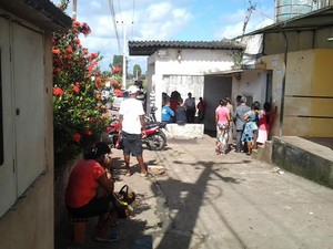 Familiares de presos aguardam notícias na porta do Complexo de Pedrinhas (Foto: Domingos Ribeiro/Mirante AM)