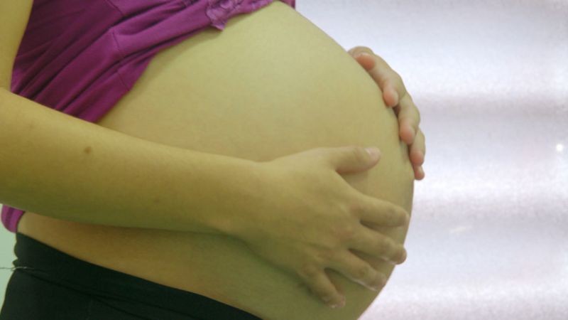 É comum que mulheres mais velhas usem óvulos doados por mulheres mais jovens em fertilização in vitro (Foto: Secretária de Saúde de SP via BBC News Brasil)