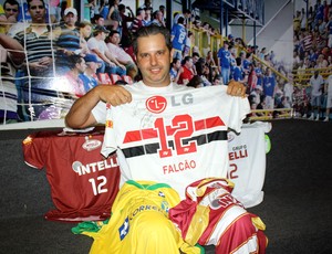São-paulino pega autógrafo de Falcão e aproveita para cornetar técnico Leão