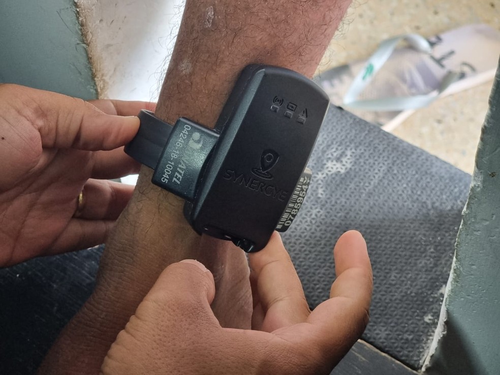 Tornozeleira eletrônica em preso em liberdade condicional no Rio Grande do Norte — Foto: Divulgação