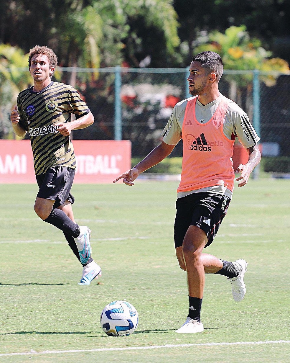 Rodrigo Nestor carrega a bola no jogo-treino diante do Joseense — Foto: Divulgação