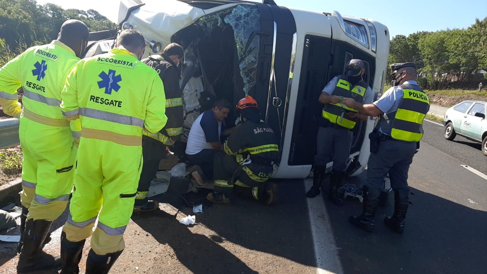 Carreta tomba na SP-294 em Marília após motorista perder o controle do veículo. Ele não se feriu. — Foto: Giro Marília/ Divulgação
