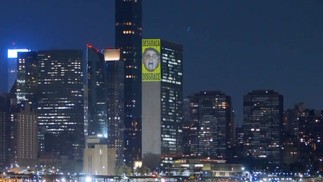 'Desgraça': Bolsonaro foi alvo de mensagens criticadas projetadas em prédio da ONU — Foto: Reprodução