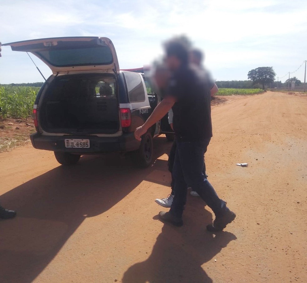 Suspeito, de 31 anos, foi interceptado por policiais civis em uma estrada de terra — Foto: Polícia Civil