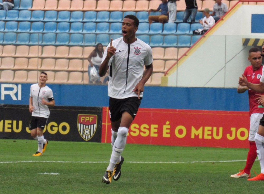 Carlinhos marca, e Corinthians se classifica às quartas do Paulistão Sub-20