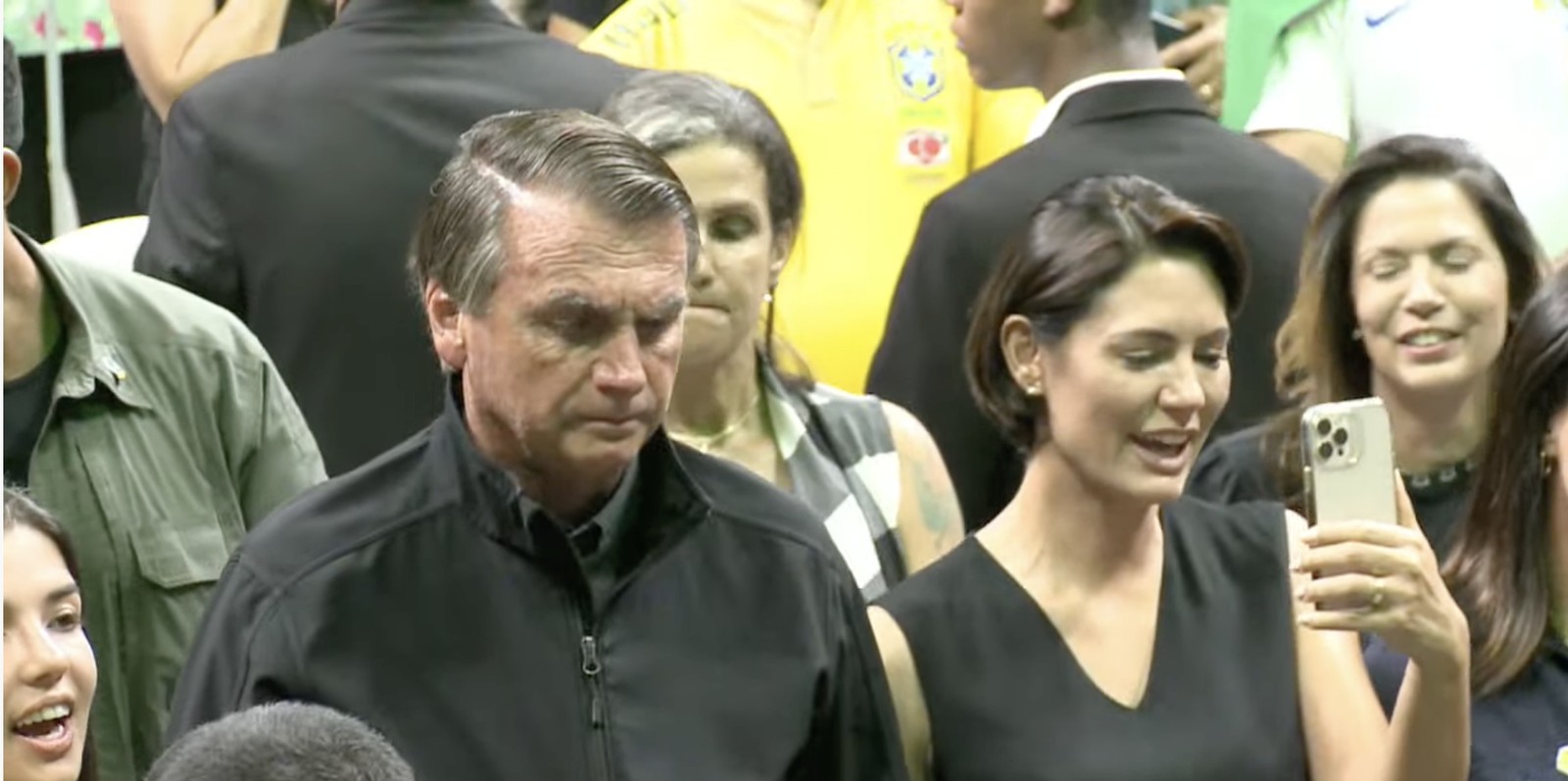 Bolsonaro e Michelle durante evento católico em Brasília  — Foto: Reprodução 