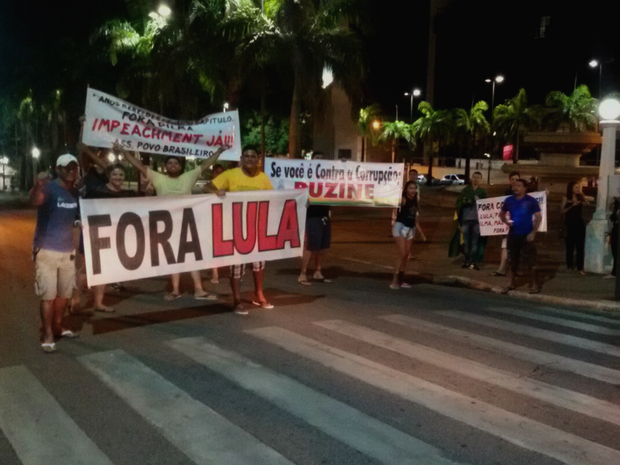 No Acre, manifestantes fecharam parcialmente Avenida Getúlio Vargas, no Centro, em protesto contra governo (Foto: Athos Santos/Arquivo Pessoal)