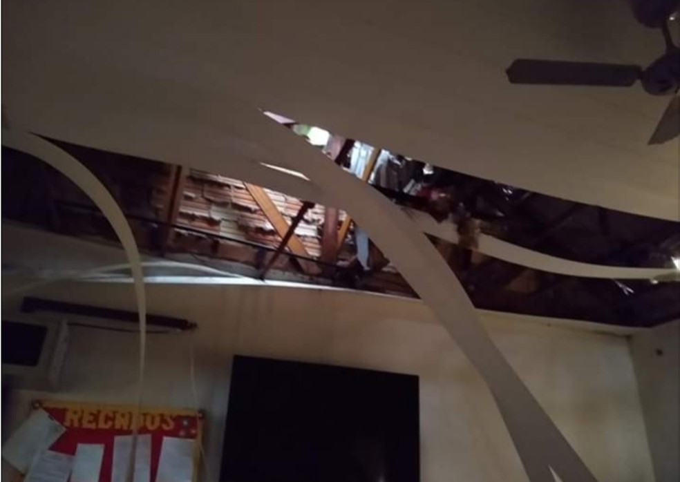 Sala de aula danificada em São Francisco — Foto: WhatsApp/Reprodução
