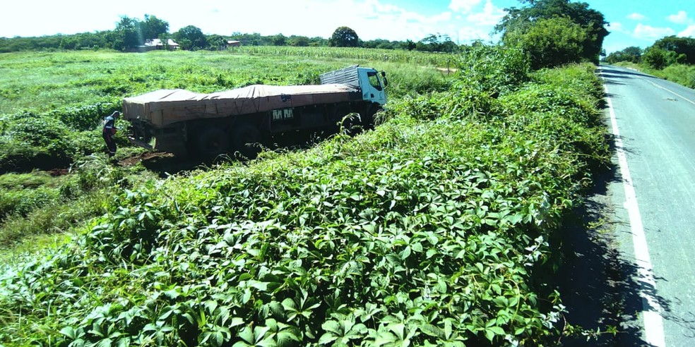 Motorista do caminhão não teve ferimentos — Foto: Corpo de Bombeiros / Divulgação