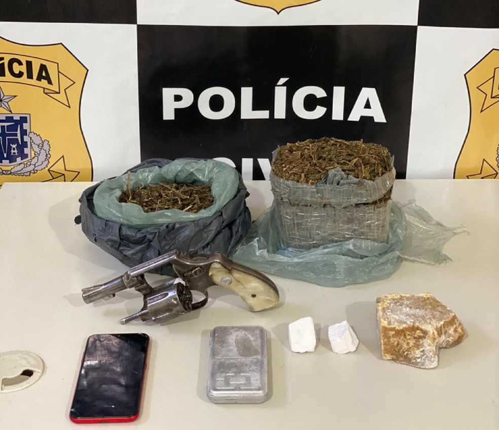 Na casa do suspeito, foram apreendidas porções de maconha, cocaína e crack, além de uma balança — Foto: Divulgação/Polícia Civil