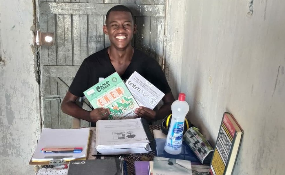Matheus de Araujo Moreira Silva, de 25 anos, moradores de Feira de Santana, na Bahia, tirou 980 na redação do Enem 2020 — Foto: Arquivo pessoal