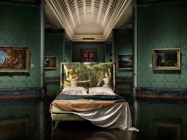 Camas têm cabeceiras com obras de arte do acervo da National Gallery, de Londres (Foto: Divulgação)