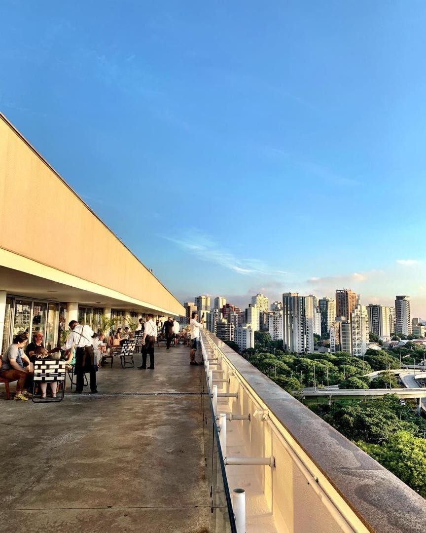 Um dos bares de São Paulo com a vista mais bonita (Foto: Reprodução/ Instagram @studiopoltronaazul)