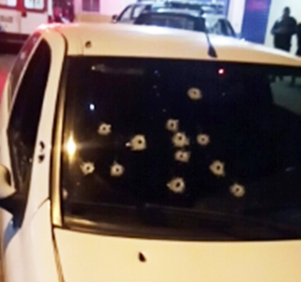  Carro em que Eduardo estava ficou crivado de balas  (Foto: Divulgação/PM)