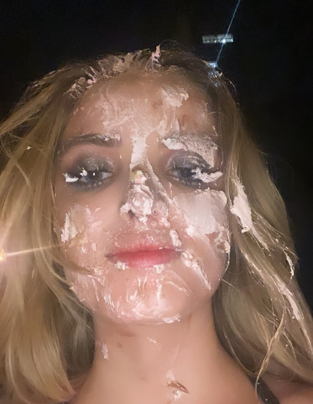 Giovanna Chaves leva bolo na cara em seu aniversário de 19 anos (Foto: Reprodução/Instagram)