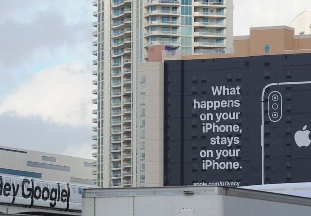 Provocação da Apple contra o Google afirma: "O que acontece no seu iPhone, fica no seu iPhone” (Foto: Getty Images)