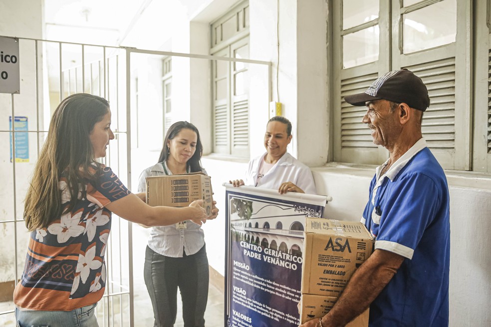 Doação de sabão amarelo no Recife — Foto: Andréa Rêgo Barros/PCR