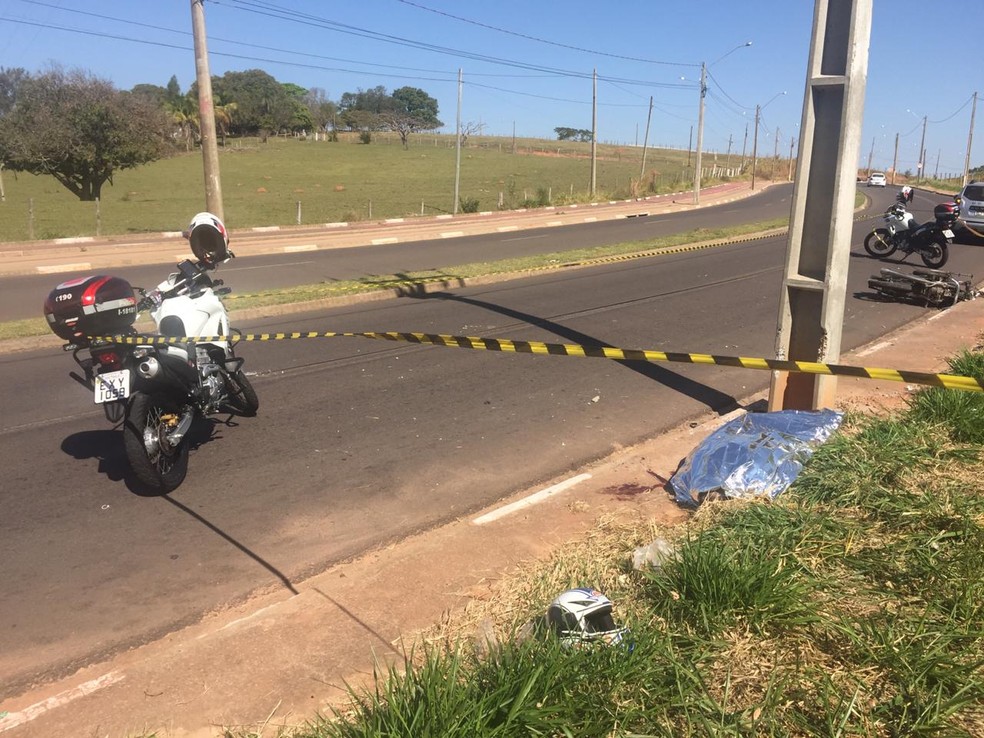Motociclista morreu na Avenida Raimundo Maiolini, em Presidente Prudente — Foto: Murilo Zara/TV Fronteira